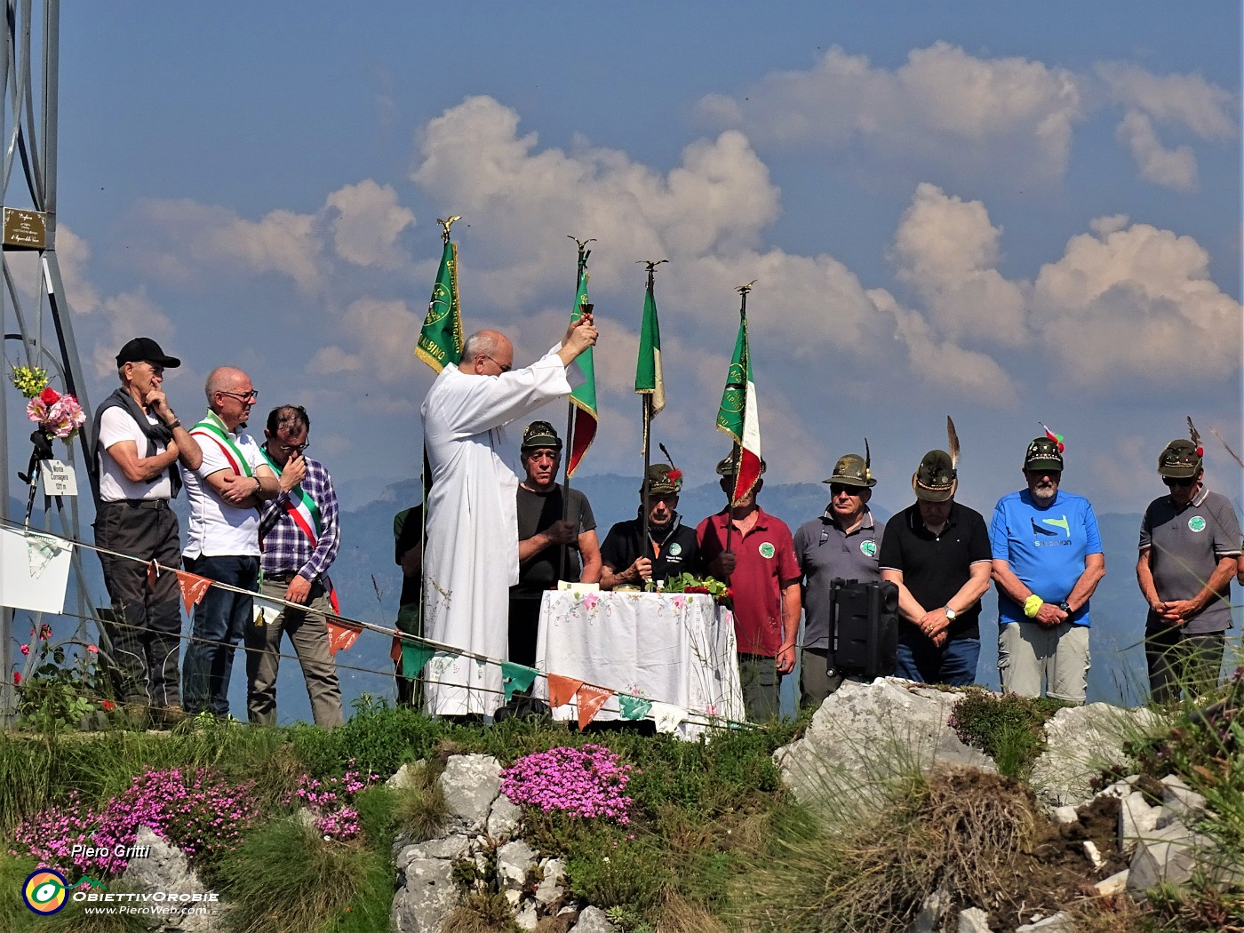 53 S. Messa per i Caduti della montagna alla croce di vetta della Cornagera.JPG